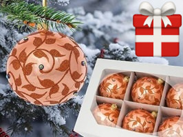 Specielle julekugler i laksefarvet glas med bronze bladmotiv og blå perler. Eksklusivt design